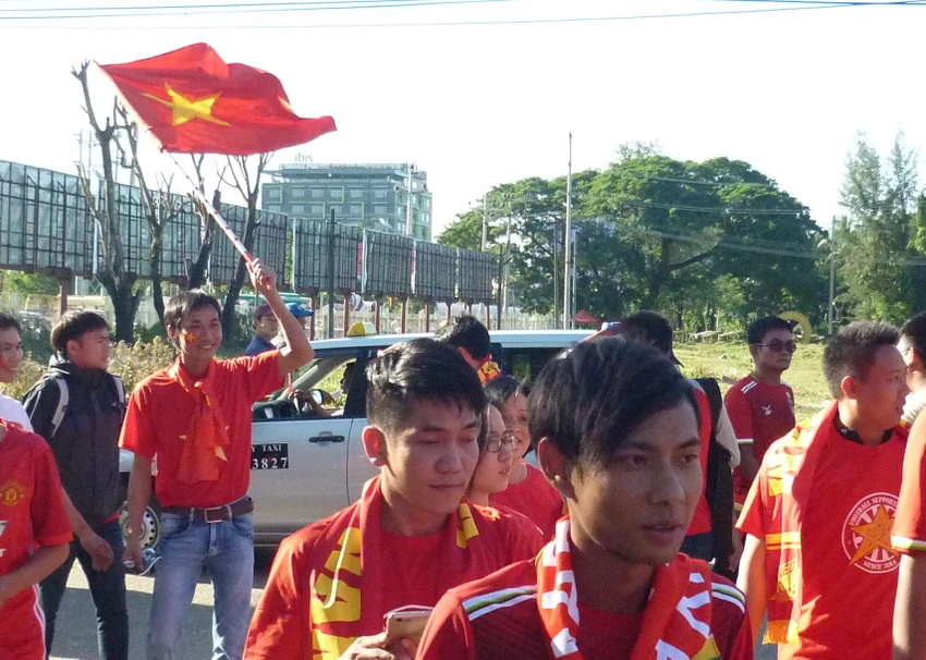 Hàng ngàn cổ động viên ùn ùn kéo về sân Thuwanna ảnh 3 Hàng ngàn cổ động viên ùn ùn kéo về sân Thuwanna ảnh 3